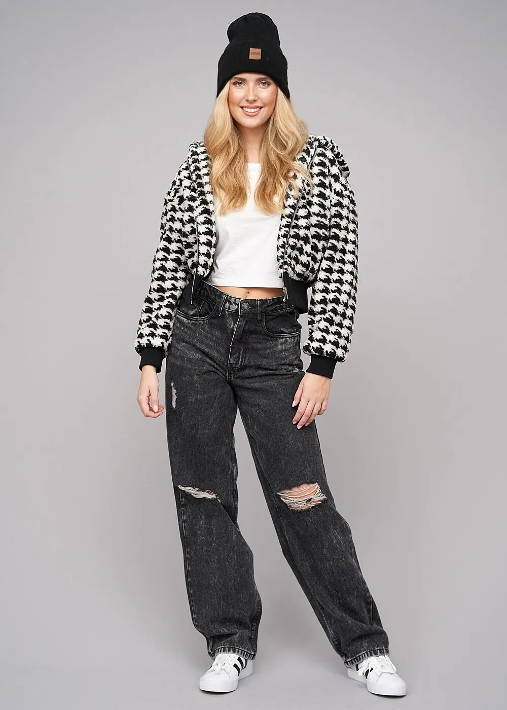 URBAN CLASSICS DAMES OVERSIZED CROP SHERPA JAS MET ALLOVER PIEDDEPOULEPRINT ZWART WIT