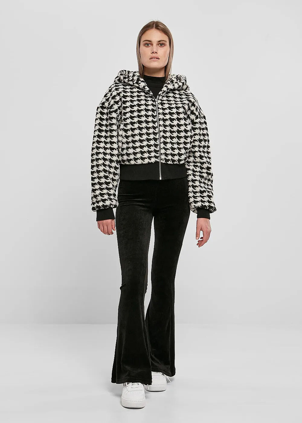 URBAN CLASSICS DAMES OVERSIZED CROP SHERPA JAS MET ALLOVER PIEDDEPOULEPRINT ZWART WIT