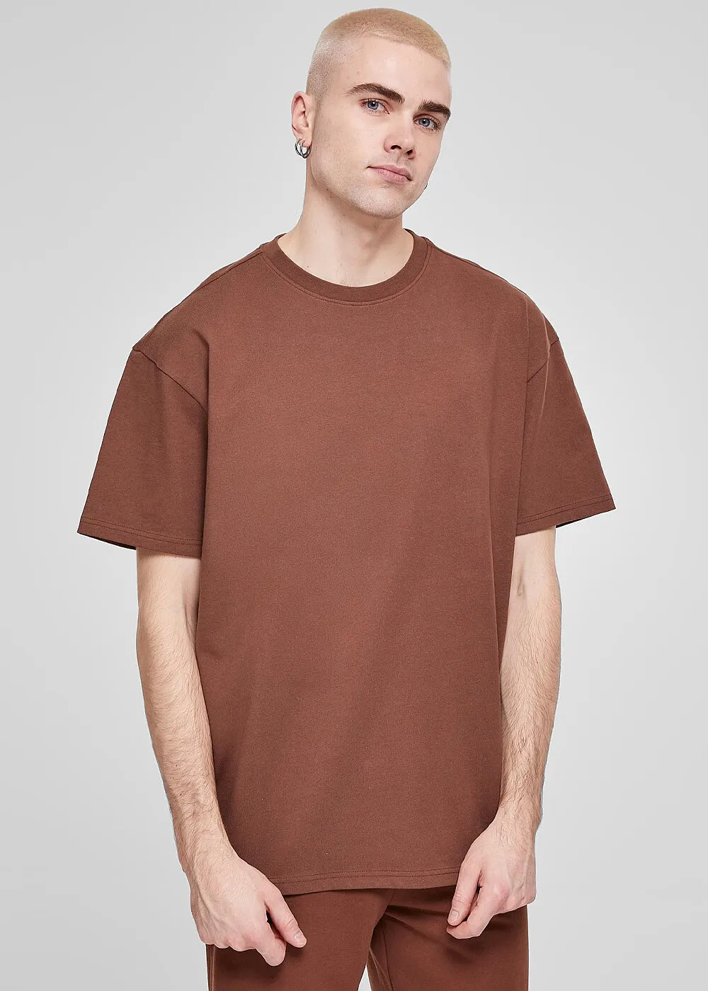 URBAN CLASSICS HEREN HEAVY OVERSIZED TSHIRT MET RONDE HALS BRUIN